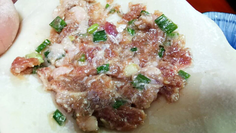 官帽馄饨,肉馅包入馄饨皮中