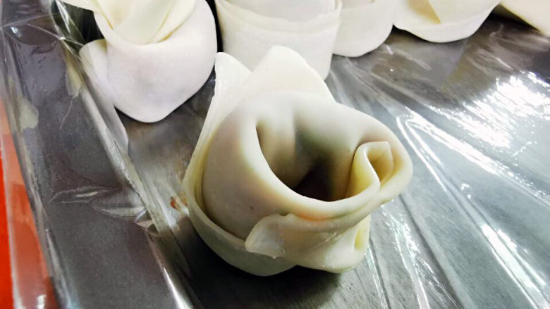 官帽馄饨,就形成一顶官帽馄饨生胚