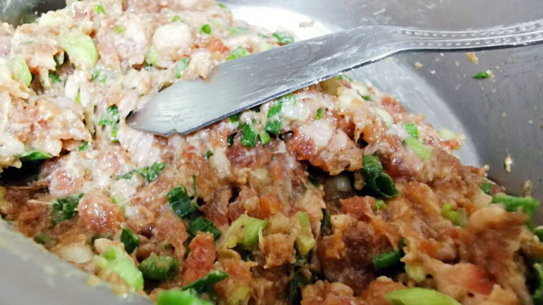 官帽馄饨,肉末加入<a style='color:red;display:inline-block;' href='/shicai/ 3250'>葱</a>姜，生抽，胡椒粉，糖搅拌上劲成肉馅