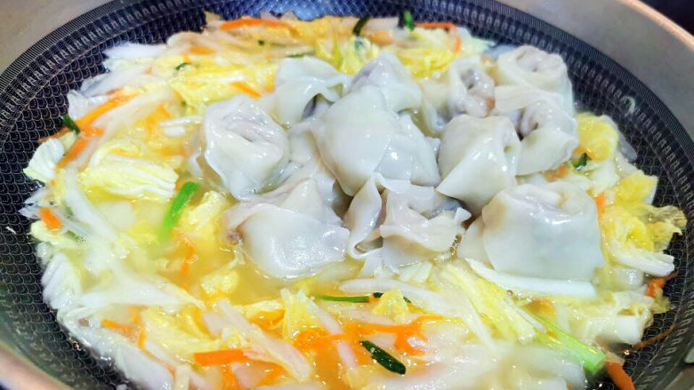 官帽馄饨,加入白菜中，一起煮3分钟，加盐 ，胡椒粉即可