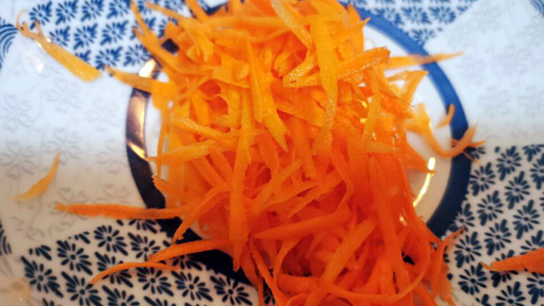 官帽馄饨,擦些红萝卜丝