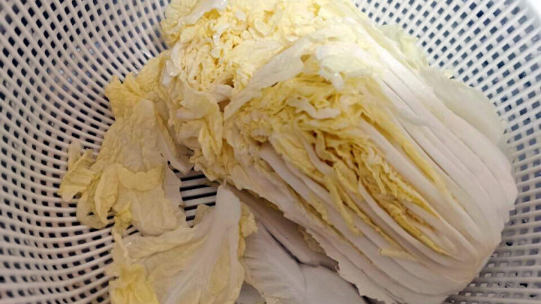 官帽馄饨,<a style='color:red;display:inline-block;' href='/shicai/ 114'>白菜</a>洗净干净