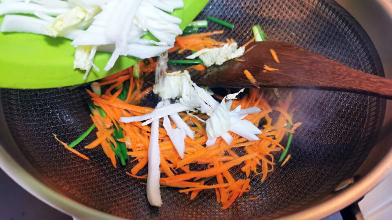 官帽馄饨,下白菜帮子先炒软