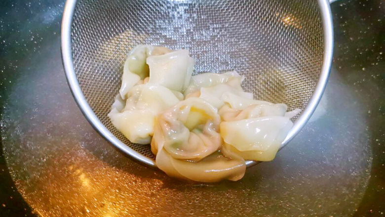 官帽馄饨,馄饨三点水煮熟