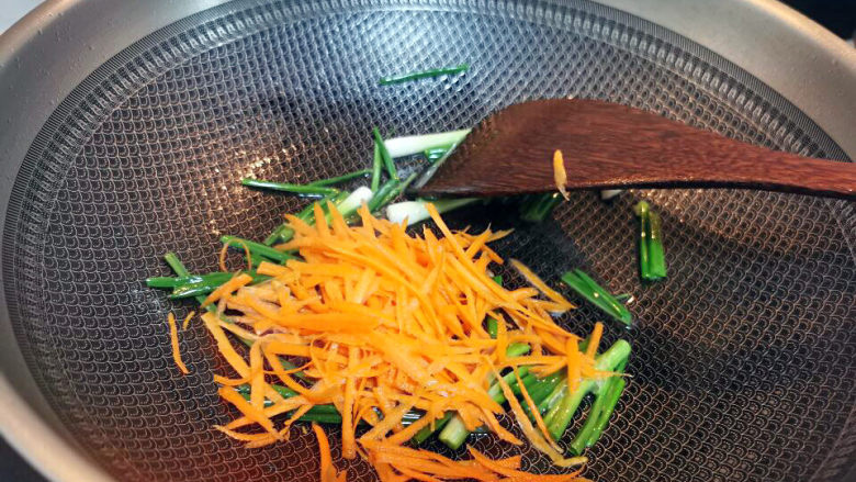 官帽馄饨,葱与红萝卜丝爆香