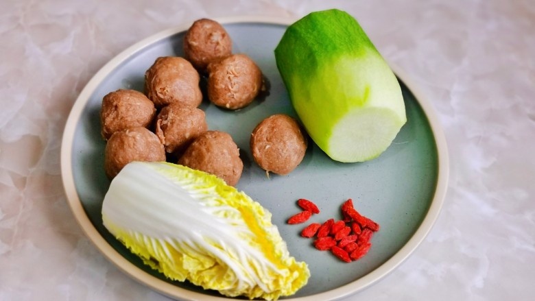 萝卜丝汤,准备食材,<a style='color:red;display:inline-block;' href='/shicai/ 24'>萝卜</a>去皮洗净。