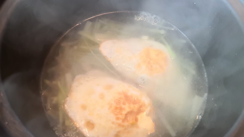 萝卜丝汤,倒入适量开水,大火烧开