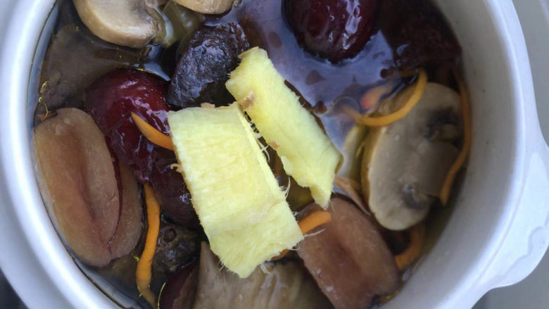 陈皮乳鸽汤,加入几片姜,倒入开水,没过食材。