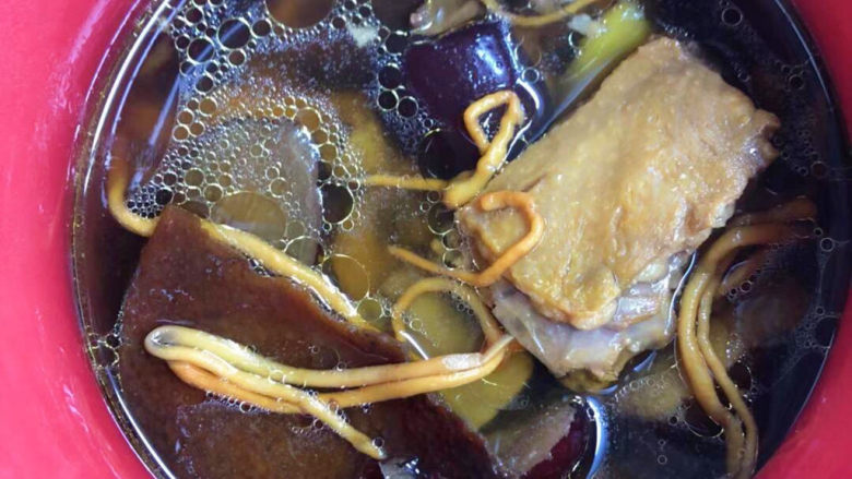 陈皮乳鸽汤,汤色黄亮,味道鲜美。