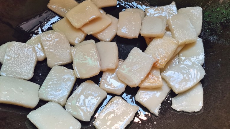 鸡蛋炒年糕,再加少许油,年糕下锅煸香