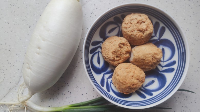 红烧萝卜,首先我们准备好所有食材