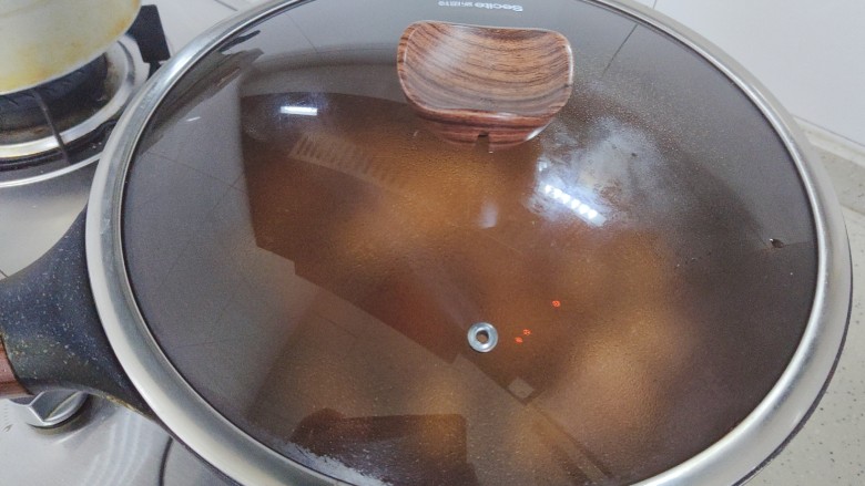 红烧萝卜,盖上锅盖,转小火焖煮15分钟