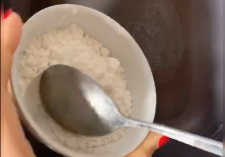 奶油蘑菇浓汤,锅烧热,干炒面粉