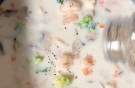 奶油蘑菇浓汤,小火煮至沸腾,加黑胡椒,盐调味。