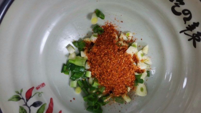 酸辣荞麦面,把葱蒜加入碗中,加入一勺<a style='color:red;display:inline-block;' href='/shicai/ 9613'>辣椒面</a>