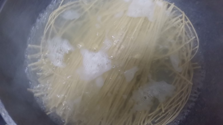 酸辣荞麦面,水烧开,下入挂面,盖上盖子煮起来