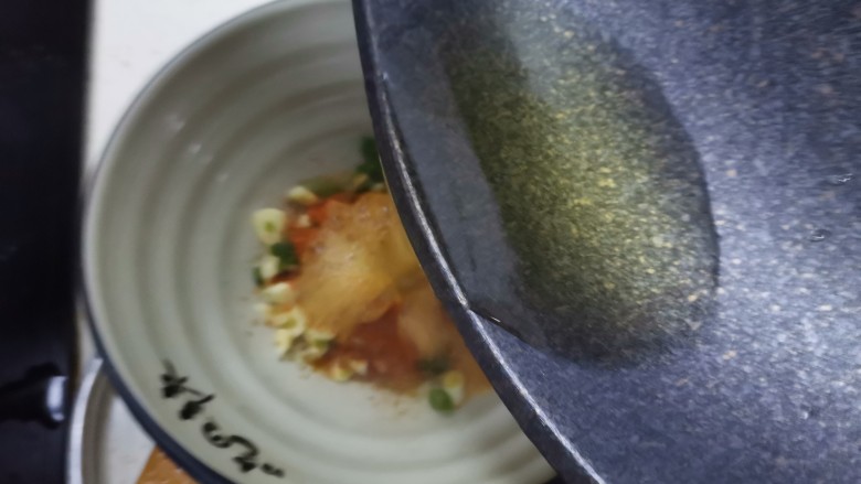 酸辣荞麦面,用热油泼一下,激出香味