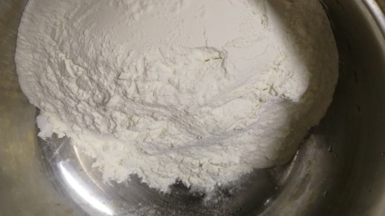 黑米馒头,2碗麦芯粉。(黑米面的延展性不好需要加些白面粉)