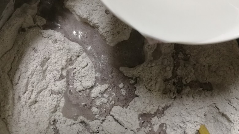 黑米馒头,1碗半凉水,少量多次的加入。