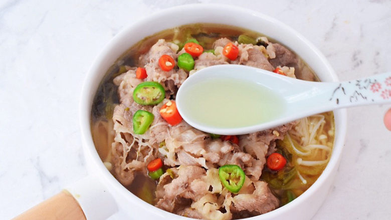 酸菜肥牛,再浇上1勺热油即可