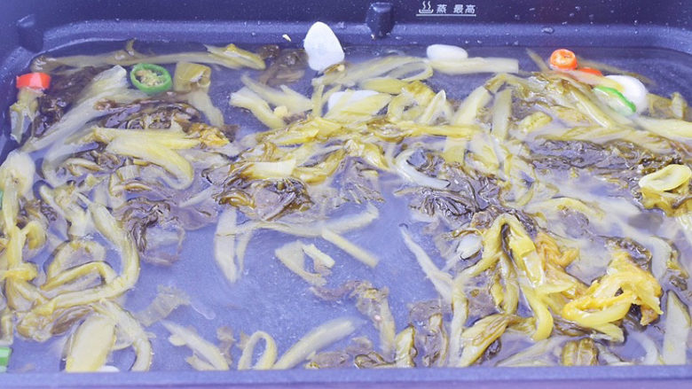酸菜肥牛,加入2碗水,煮几分钟入味
