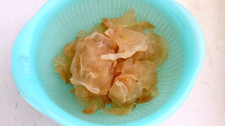 凉拌海蜇头,把多余的盐分浸泡出去,泡好后清洗干净,沥干水分