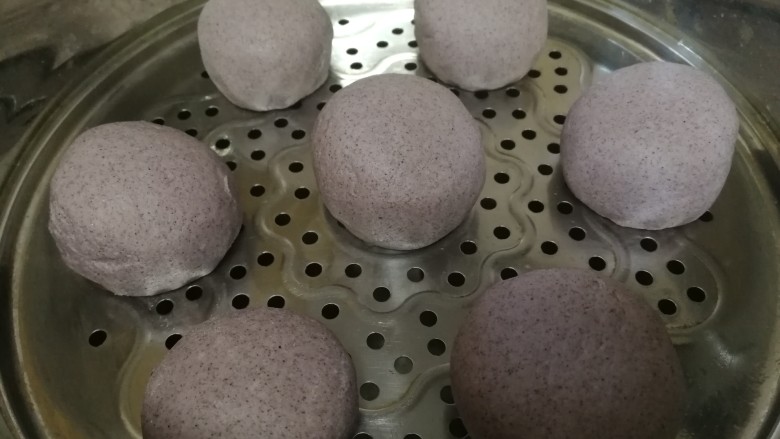 黑米馒头,蒸屉上摸油,放入生胚饧发10分钟,水开文火蒸15分钟。