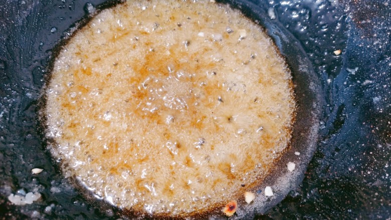 芝麻花生糖,小火慢炒,边炒边搅拌,炒至糖变黄色粘稠的糖浆时