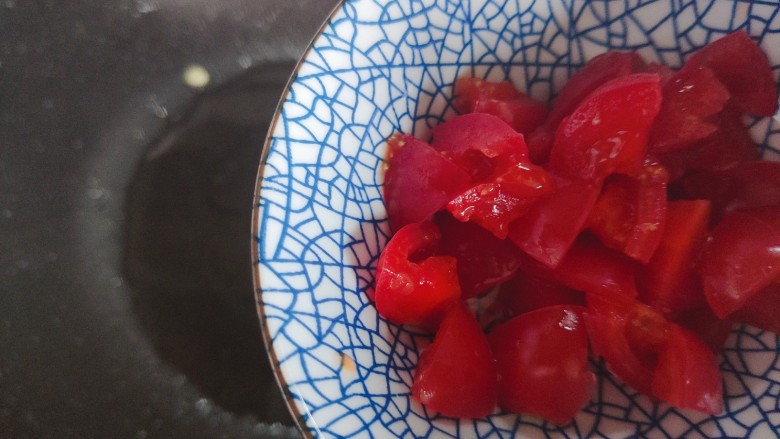 鸡蛋炒年糕,锅内添适量食用油,油热后下小番茄