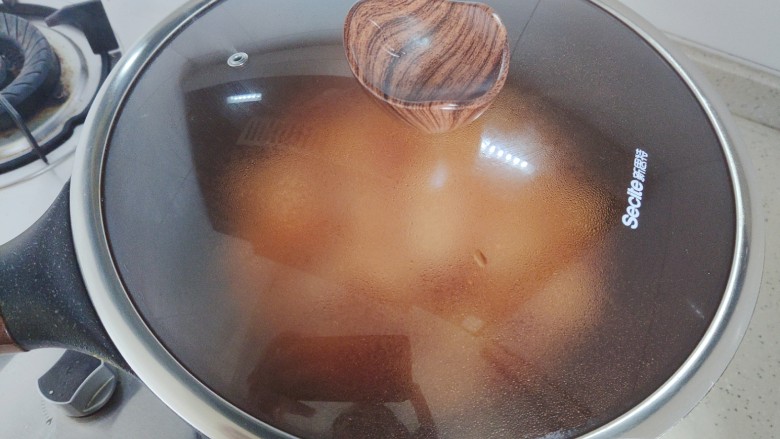 鸡蛋炒年糕,盖上锅盖,转小火,焖煮一分钟