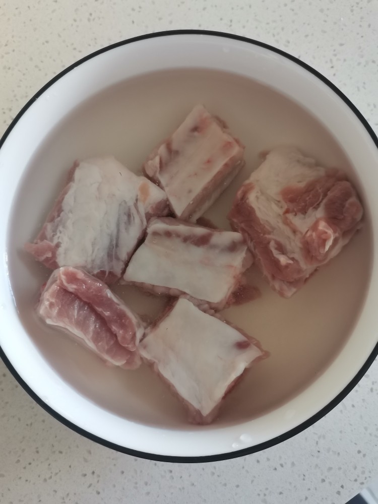 蒜香烤排骨,<a style='color:red;display:inline-block;' href='/shicai/ 434'>排骨</a>泡冷水半小时去血水,多洗几遍