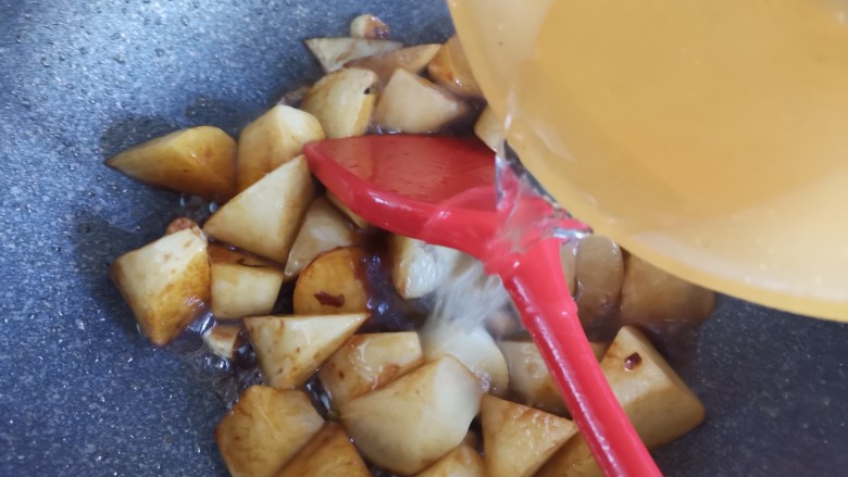 红烧萝卜,加入适量的水,大火煮起来