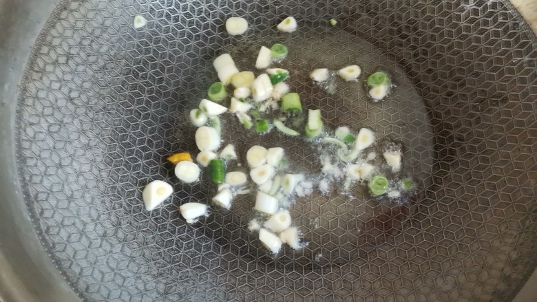 酸菜肥牛,起锅烧油,下入葱姜蒜爆香
