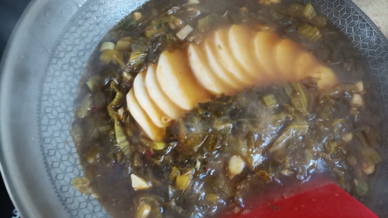 酸菜肥牛,下入土豆片,大火煮至土豆熟透
