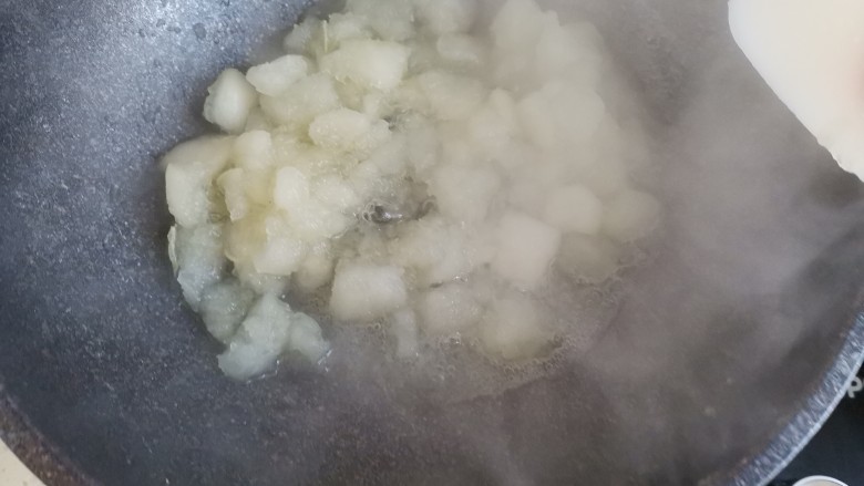 柚子糖,煮至糖水收干,转小火继续不停地翻炒