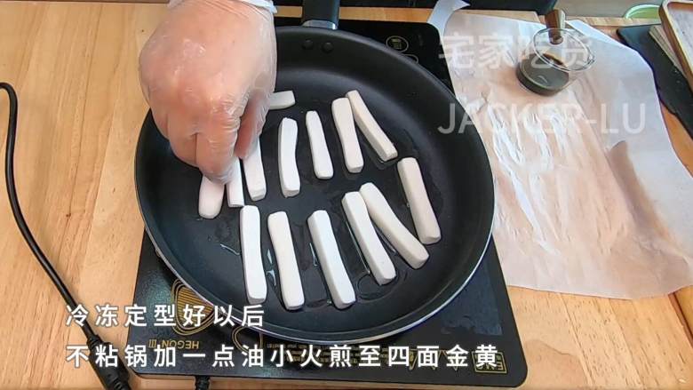 红糖糍粑,软糯香甜,外皮脆而不硬,糯叽叽的让人毫无抵抗力。,冷冻定型好以后,在不粘锅加一点油,小火慢煎。