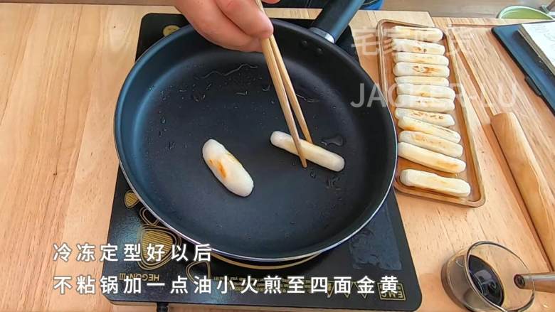 红糖糍粑,软糯香甜,外皮脆而不硬,糯叽叽的让人毫无抵抗力。,慢慢煎至四面金黄。