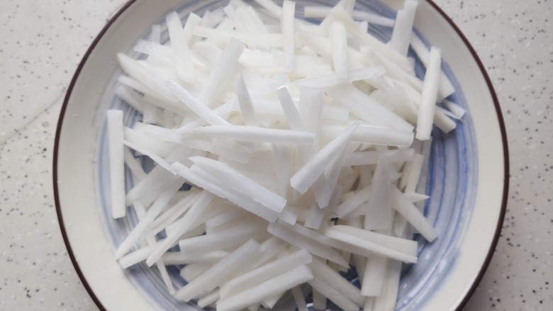 萝卜丝汤,白萝卜去皮洗净之后切成丝,不用切的太细,以免煮烂