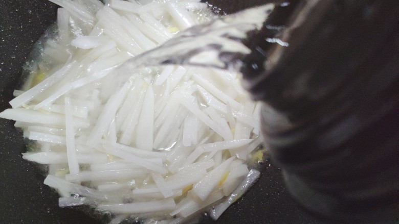 萝卜丝汤,加适量热开水,适量的意思是有多少人食用就加多少