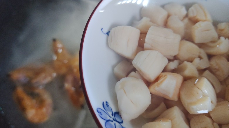 萝卜丝汤,加入干贝,连浸泡的水一起倒入