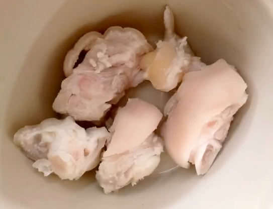 佛跳墙,准备一个大的容器,除鲍鱼外的所有食材都要事先清洗,处理成小块,然后在热水中汆烫一下。然后根据食材的成熟度逐一摆放进去,也就是说不容易成熟的食材垫底。
于是依次放入猪蹄适量
