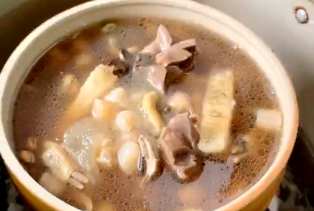 佛跳墙,然后封上保鲜膜,在沸腾的锅中炖上1~2小时,过程进行到临近结尾15分钟,将新鲜的鲍鱼,洗净去内脏放入其中。