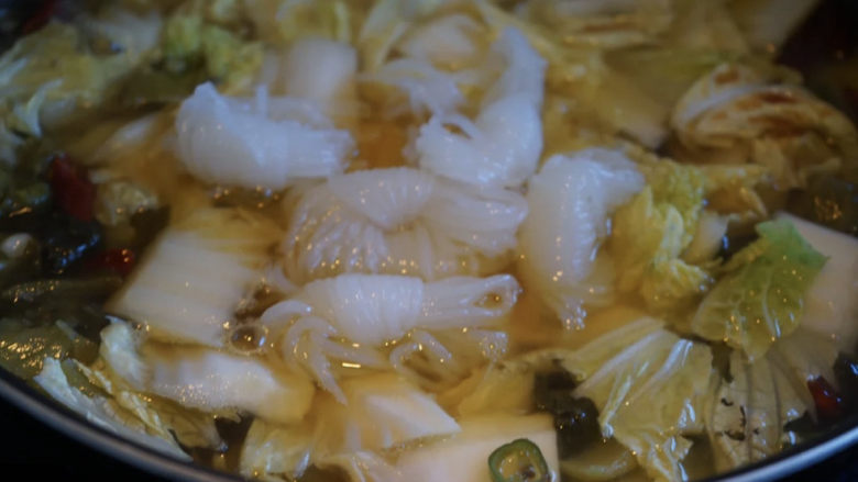 酸菜肥牛,放入魔芋结,加<a style='color:red;display:inline-block;' href='/shicai/ 788'>生抽</a>调味。