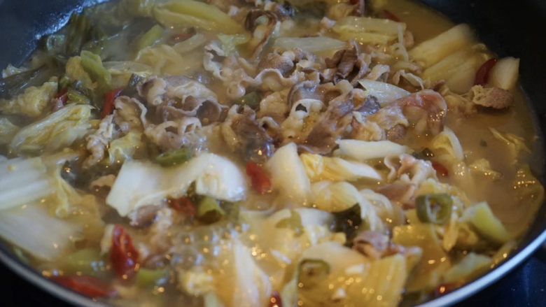 酸菜肥牛,牛肉片焯熟,即可点一点<a style='color:red;display:inline-block;' href='/shicai/ 715'>白醋</a>。
