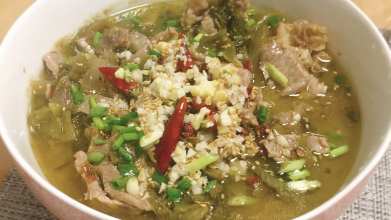 酸菜肥牛,装盘后,放入蒜末小米辣葱末。(也可不放)