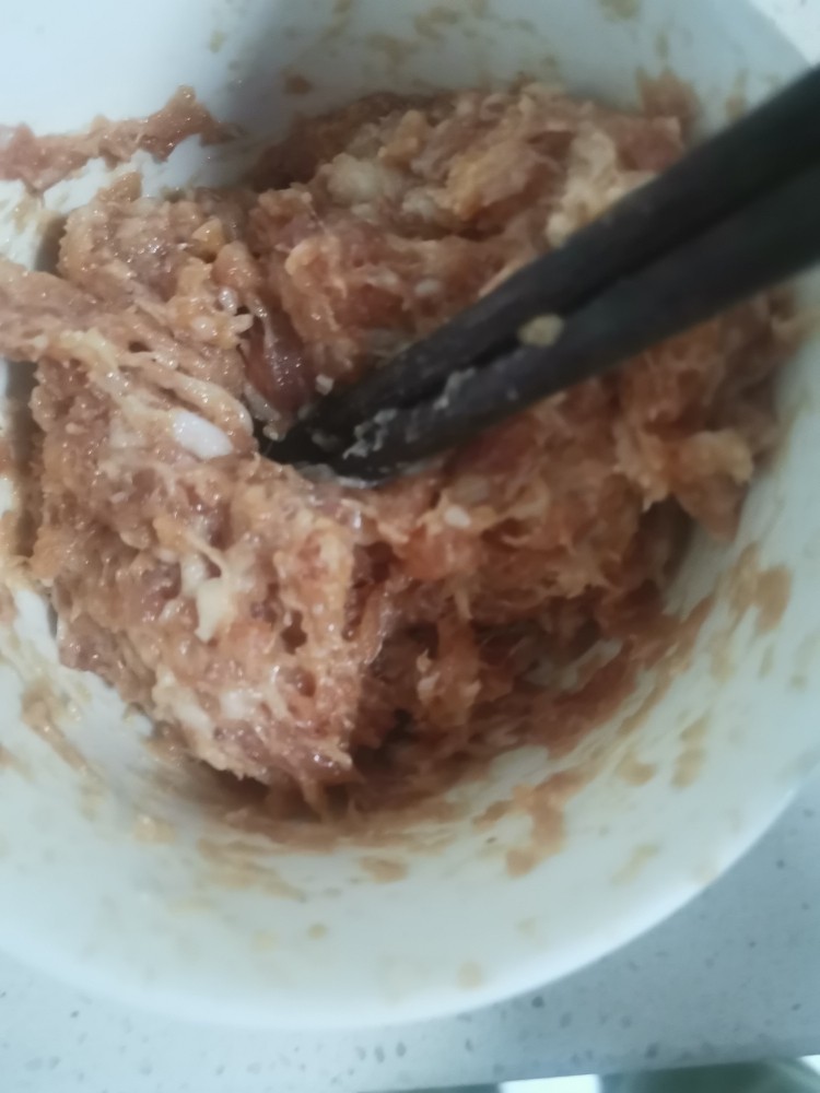 海鲜菇肉丸汤,用筷子像一个方向搅拌上劲