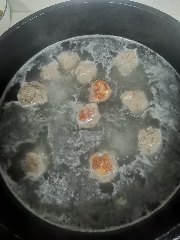 海鲜菇肉丸汤,起锅加清水,水开下肉丸