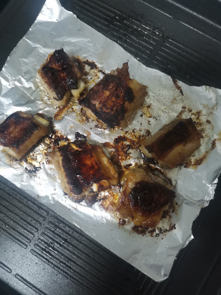 蒜香烤排骨,在烤3分,在翻面烤3分