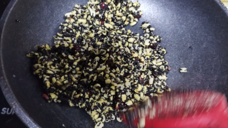 芝麻花生糖,倒入<a style='color:red;display:inline-block;' href='/shicai/ 660'>蔓越莓</a>翻炒均匀,炒好发现糖浆太少了,先把炒好的花生黑芝麻盛出来