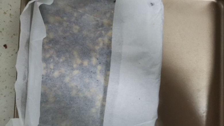 芝麻花生糖,盛出来放在烤盘里油纸上定型,用小擀面杖擀均匀,整理成长方形